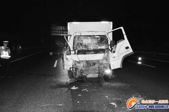 疲勞駕駛引發(fā)事故，貨車(chē)車(chē)頭撞毀