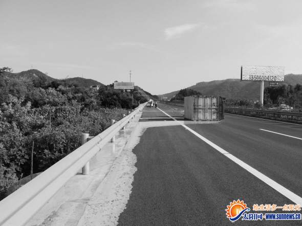 貨車爆胎后側翻,高溫的路面將鴨蛋煎熟