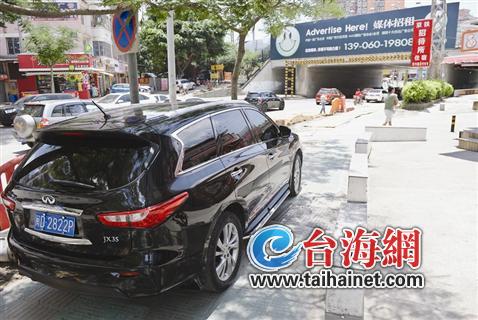 豪車違停堵死數(shù)十車