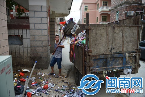 小穆還在裝運垃圾，再送到5公里外的中轉(zhuǎn)站