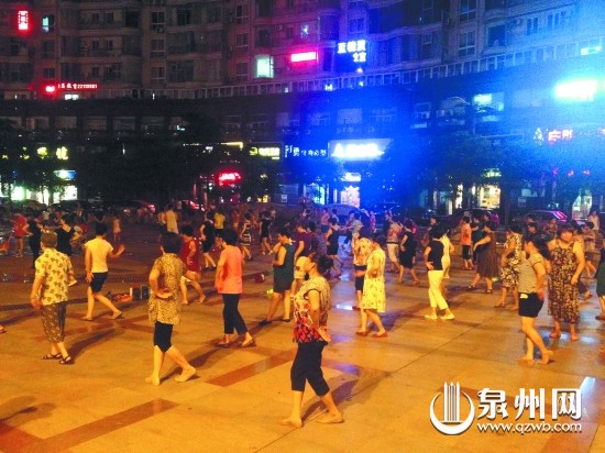 福新花園城廣場(chǎng)的廣場(chǎng)舞隊(duì)伍不小