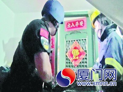 特警和消防人員破門救人質(zhì)