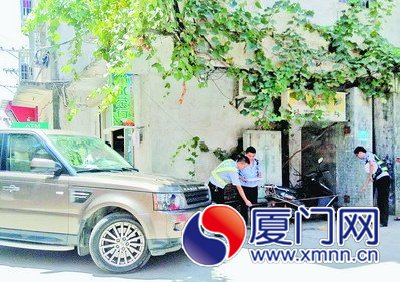 肇事車還在，民警在勘查事故現(xiàn)場(chǎng)
