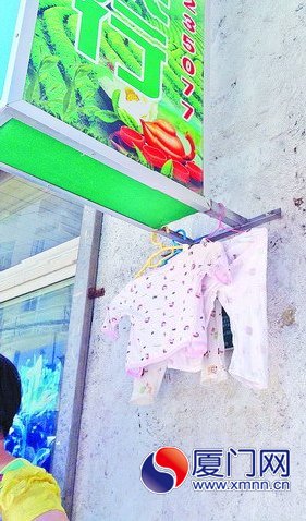 小男孩的衣服還在門口晾曬