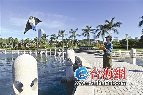 老人12年來幾乎天天在這放風(fēng)箏