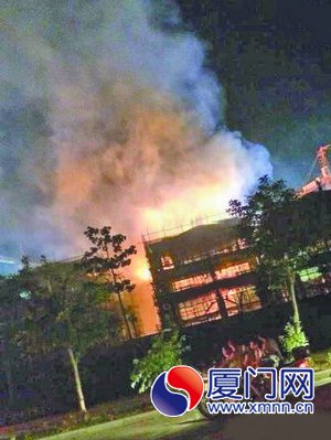 翔安在建工地突著火 火借風(fēng)勢一下燒三層樓