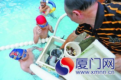 這個(gè)懸掛在池壁上的設(shè)備就是循環(huán)水的排水口