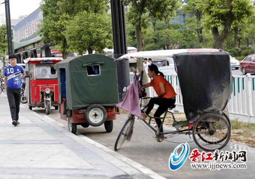 在路邊候客的“三腳虎”。