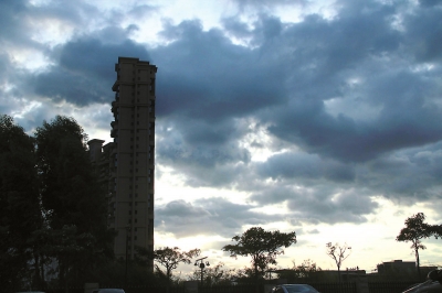 臺風來襲，風云突變。隨著“麥德姆”的逼近，昨日傍