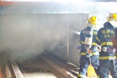 消防官兵鑿開窯壁滅火