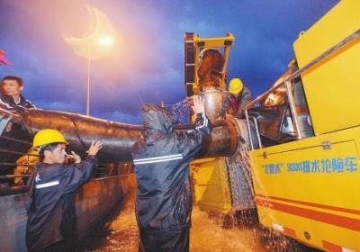 23日，福州市區(qū)部分路段積水嚴(yán)重，市政施工人員在夜