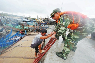 23日，莆田秀嶼區(qū)石城邊防所官兵在淇瀘船舶停靠點(diǎn)轉(zhuǎn)