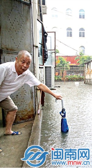 沉洲路，居民試探積水有多深