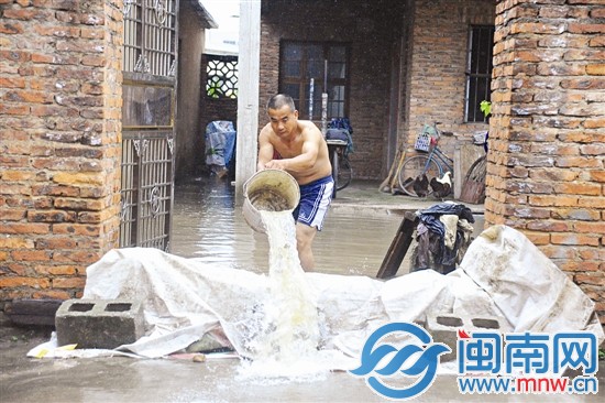 市民陳先生說，雨一直下，舀水于事無補(bǔ)