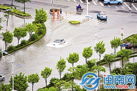 昨日15點(diǎn)36分，瑞泰街，一輛汽車在水中激起浪花