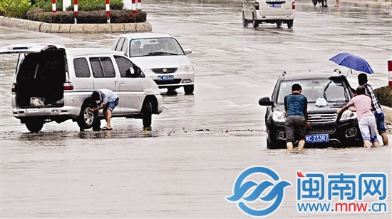 泉州市區(qū)濱海公園附近，多輛車在積水中拋錨