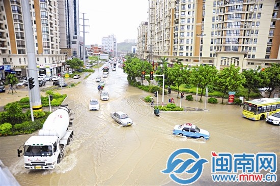 泉州市區(qū)云鹿路積水嚴重，車輛涉水通過