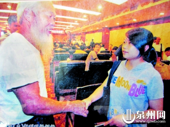 陳云從趕到本報(bào)的助學(xué)活動(dòng)現(xiàn)場(chǎng)發(fā)助學(xué)金