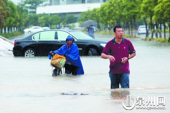 市民趟水前行，一輛車在水中拋錨