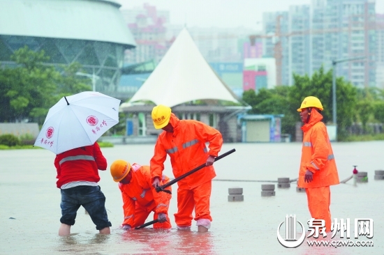 市政工作人員正在排除積水