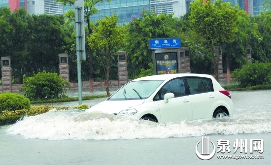 積水很深，車輛涉水行駛。