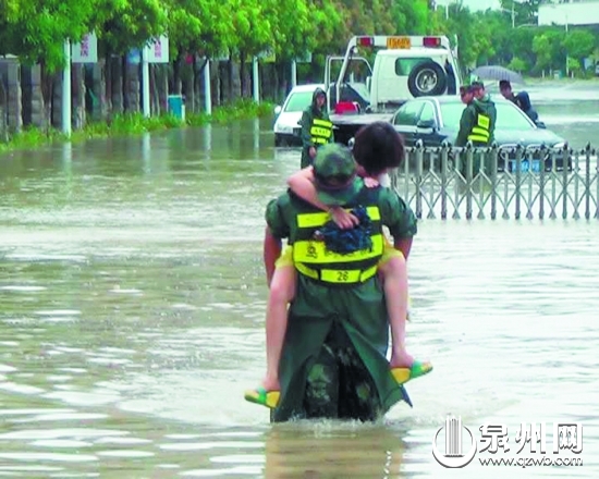 豐澤邊防大隊(duì)官兵背市民趟水而過(guò)
