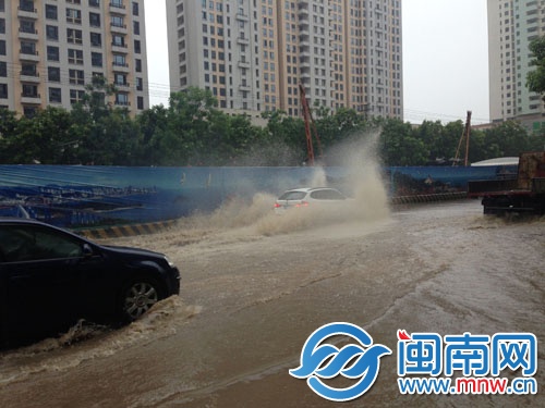 一輛車疾馳而過，濺起了巨大水花