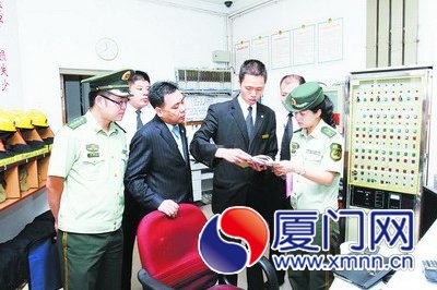 消防人員指導(dǎo)企業(yè)開展消防工作