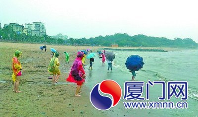 仍有部分游客到環(huán)島路海邊游玩