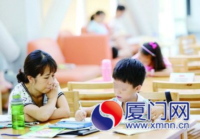 有些家長(zhǎng)送孩子去補(bǔ)習(xí)班,也有些家長(zhǎng)自己幫孩子補(bǔ)習(xí)