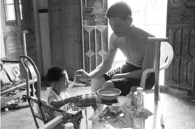 戴漢中正在喂千千吃飯。