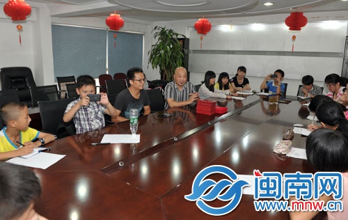 海都報副總編與小記者們交流、頒發(fā)結(jié)業(yè)證書