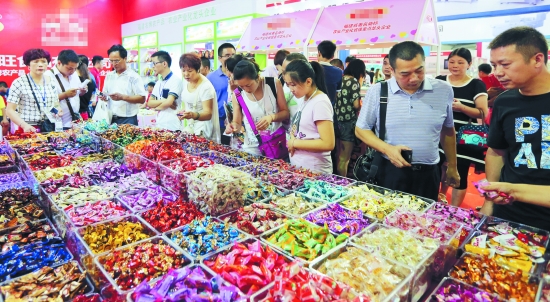 食品展會(huì)上，消費(fèi)者正在選購(gòu)糖果