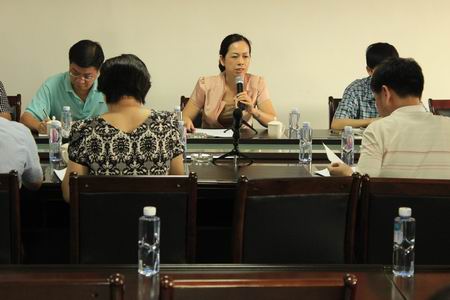 南安市張小紅副市長(zhǎng)(中)蒞臨閩臺(tái)農(nóng)產(chǎn)品市場(chǎng)